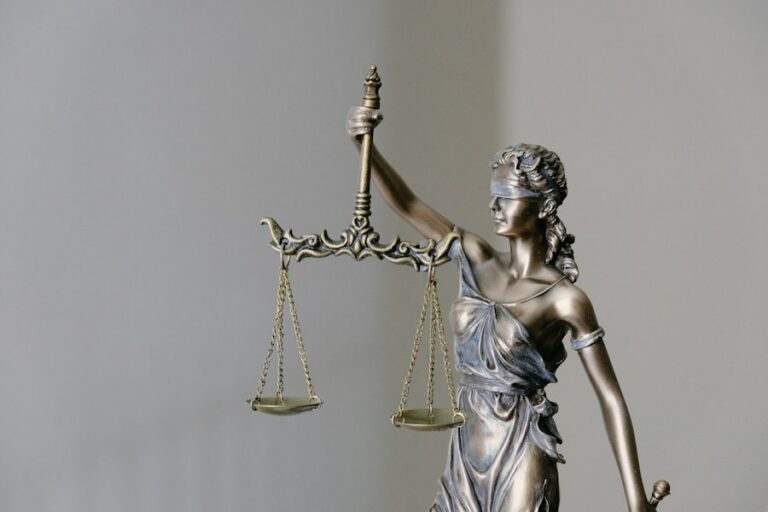 Beeld van Vrouwe Justitia met weegschaal